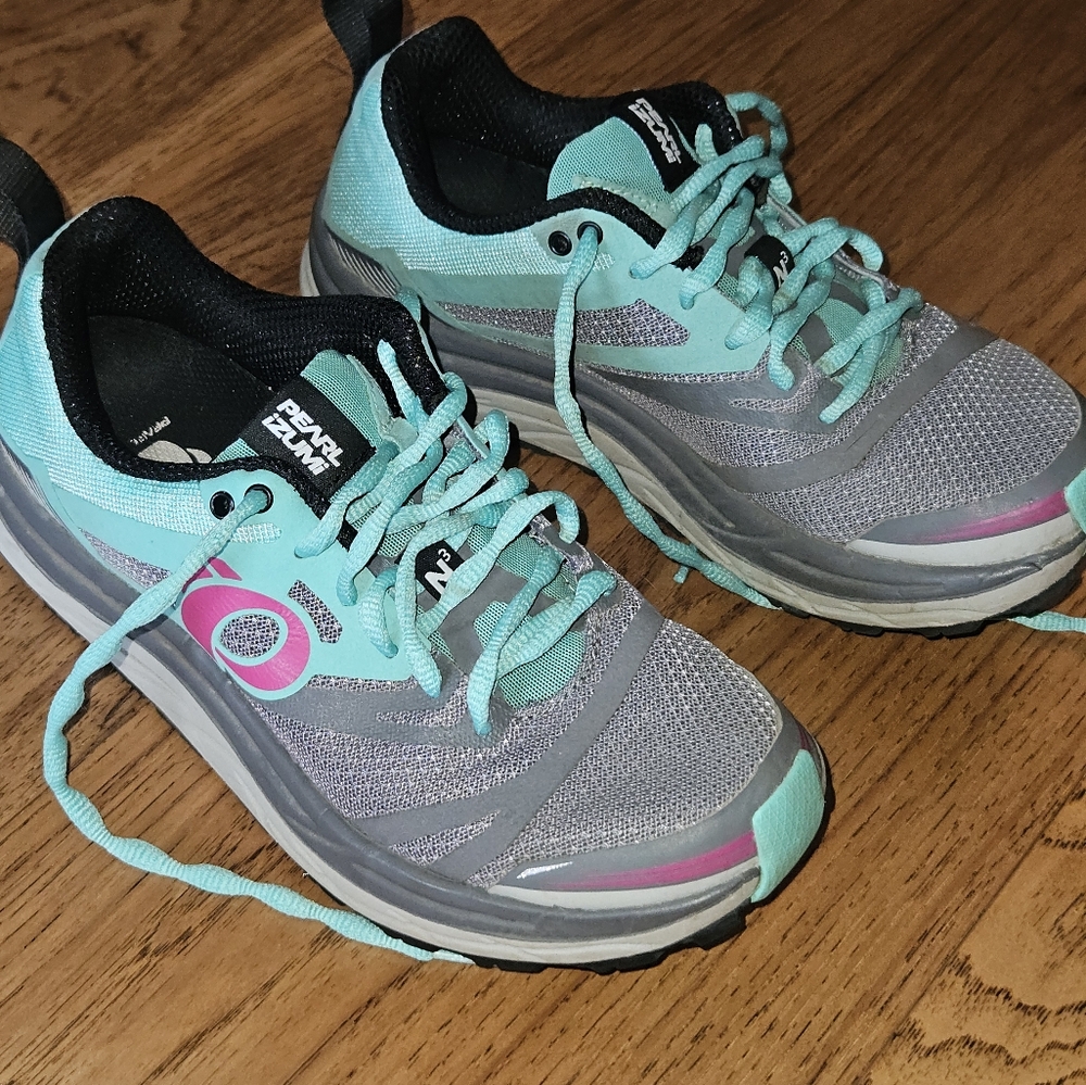 Pearl Izumi Pink and Blue Trail Running W 6